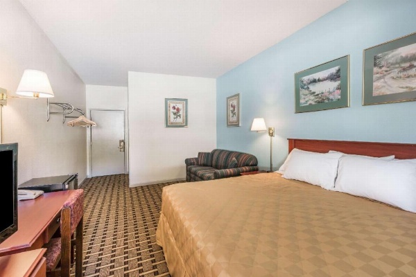 Super 8 by Wyndham Knoxville Downtown Area image 27