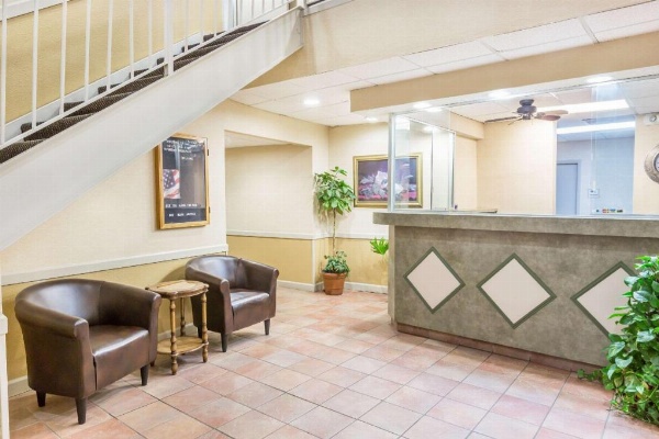 Super 8 by Wyndham Knoxville Downtown Area image 3